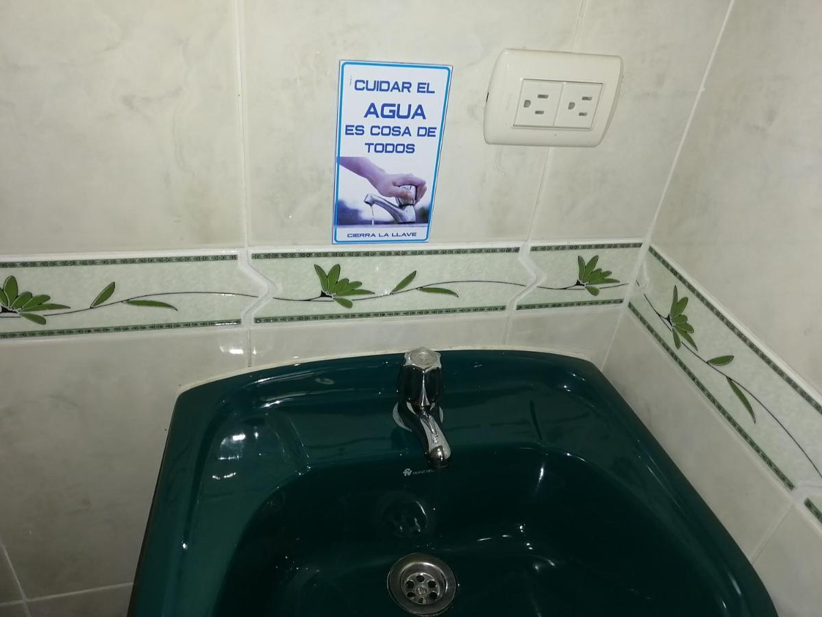 Hostal Los Lirios โลจา ภายนอก รูปภาพ