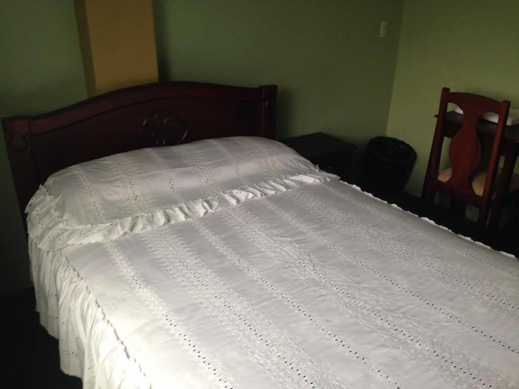 Hostal Los Lirios โลจา ภายนอก รูปภาพ